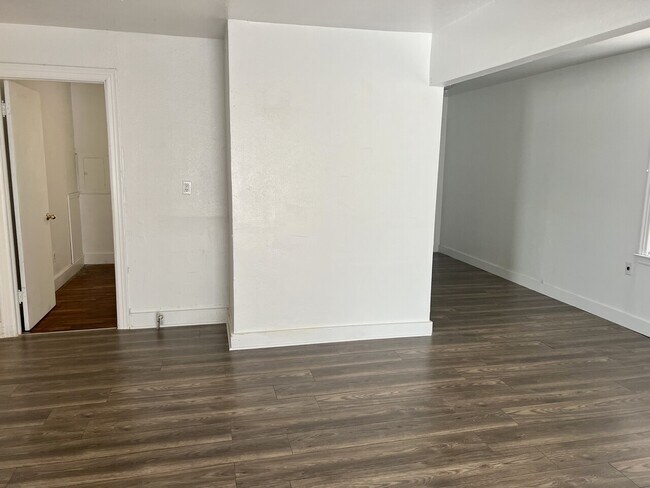 Building Photo - 827 W Apache St