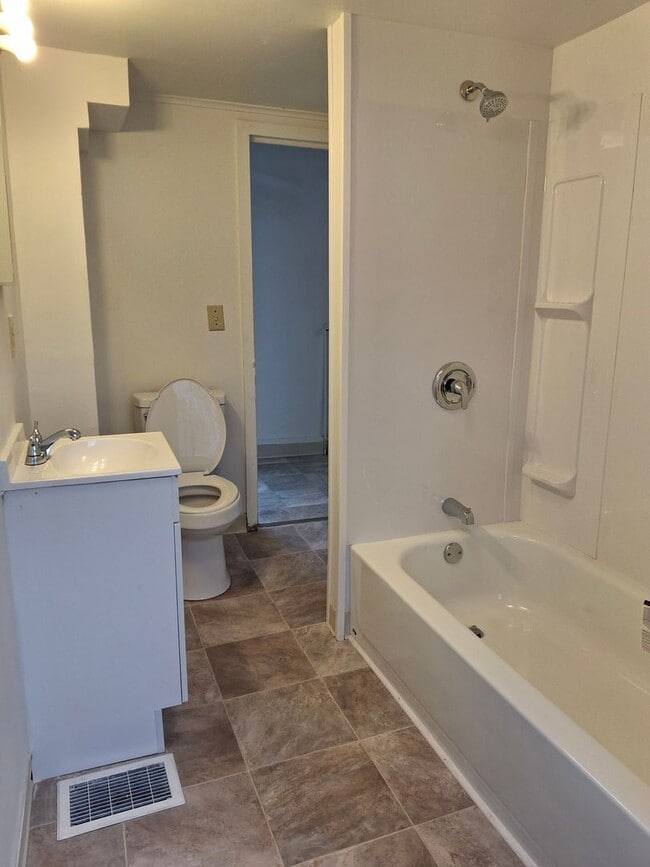 Building Photo - 246 Lynwood Ave