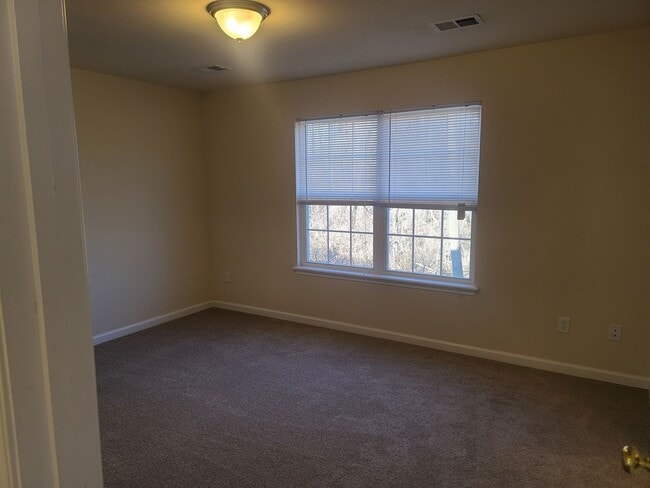 Building Photo - 3 Bedroom 2 1/2 bath ** End Unit** Townhome for Rent in Waynesboro