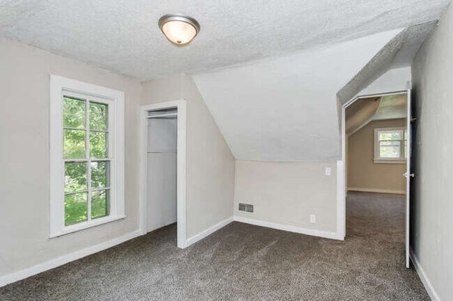 Building Photo - Spacious 3 Bed/2 Bath Home for Rent in Newton! Coming Available in mid-July!