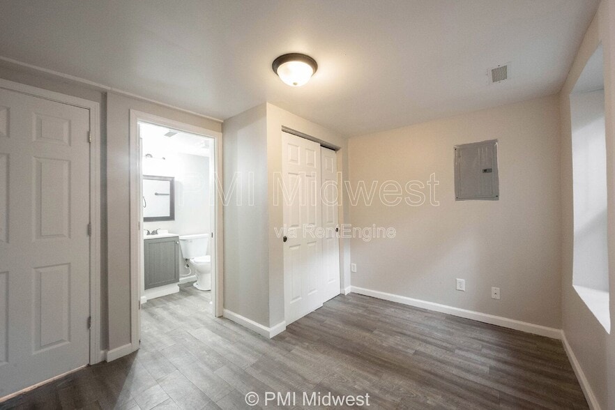 Building Photo - 955 N Traub Ave