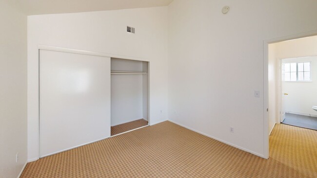 Building Photo - 4 Bedroom 2 1/2 bath two story townhome fo...