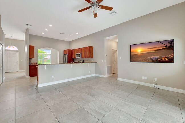 Building Photo - 348 SW Millard Dr