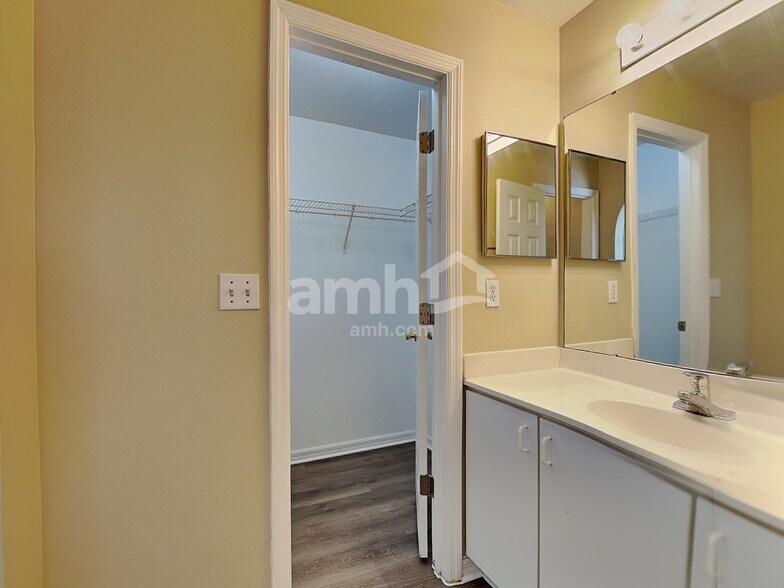 Building Photo - 2724 Maderia Cir