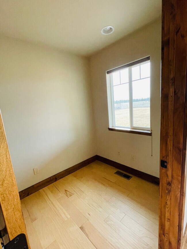 Building Photo - High-end home with 3 car garage and panoramic views of Big Mountain!