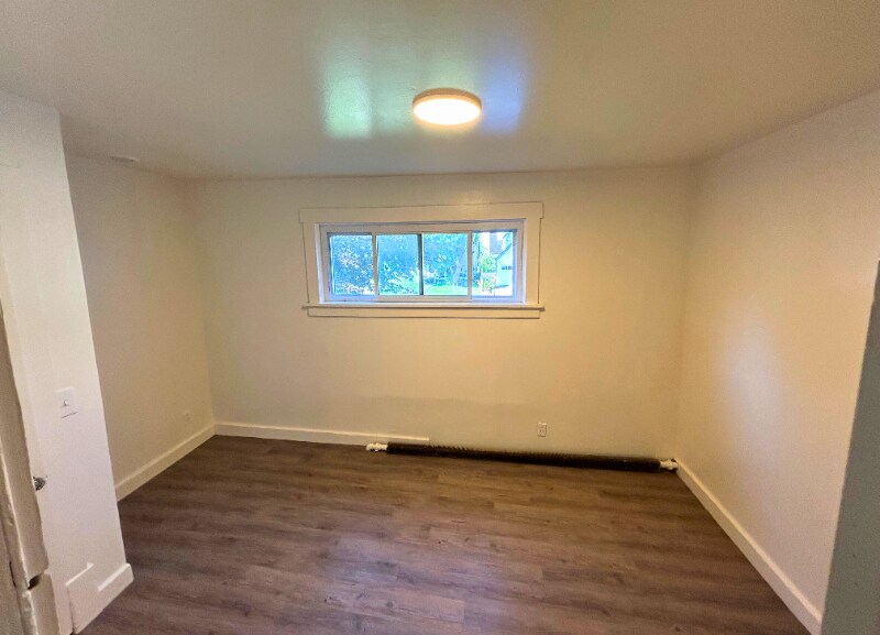 Building Photo - 404 Maple St