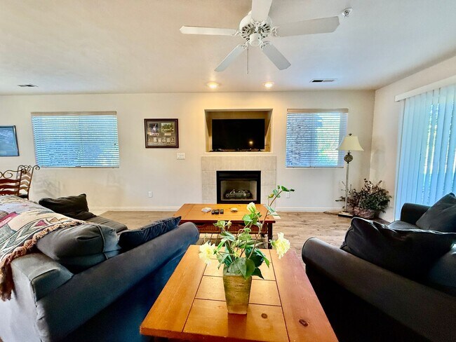 Building Photo - 1845 W Canyon View Dr