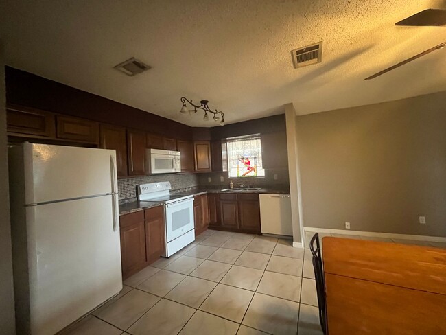 Building Photo - Two bedroom, two bathroom available in Mel...