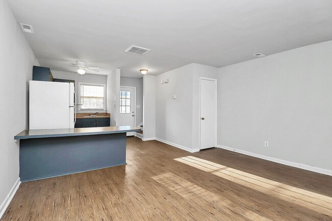 Building Photo - Lovely Two Bedroom Apartment Near Cotswold!