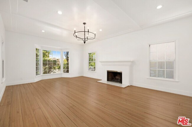 Building Photo - 211 S Formosa Ave