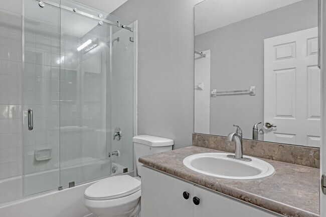 Building Photo - 3464 Commodore Ct