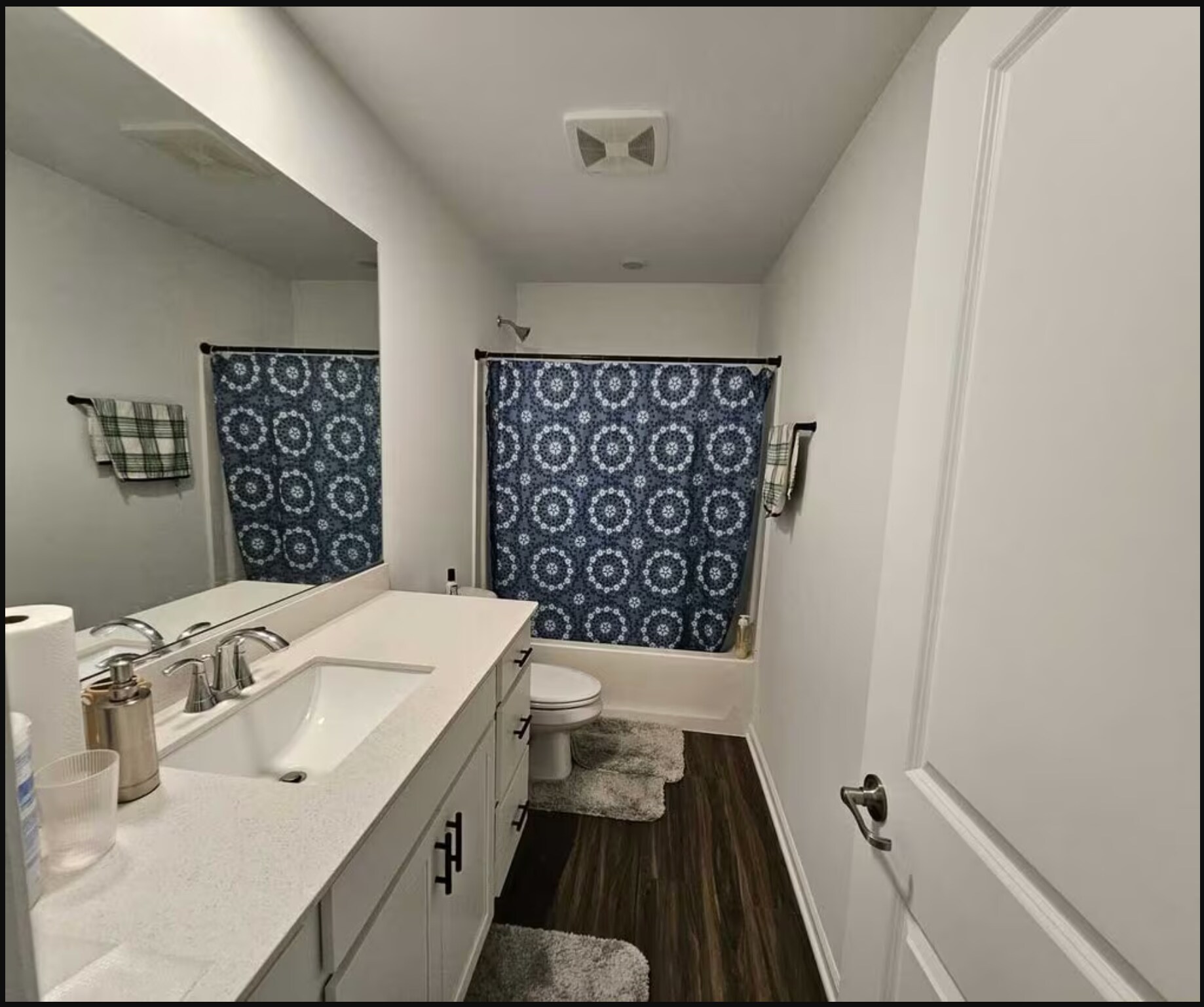 Common Bathroom with Tub - 516 Wolverine Dr