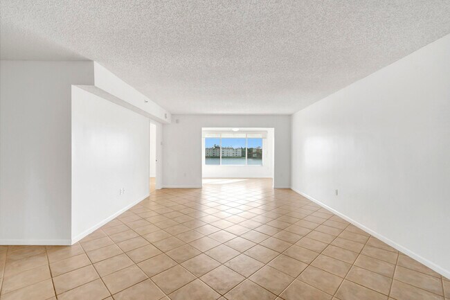 Building Photo - 14096 Huntington Pointe Dr