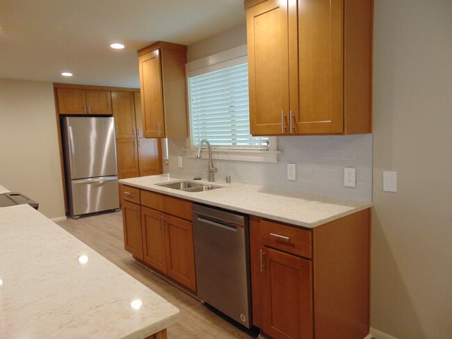 Building Photo - 3 Bedroom/1.75 Bath Bellevue Remodeled Ram...