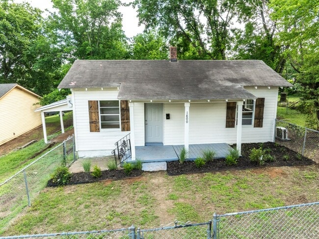 Building Photo - Freshly Updated 2 Bedroom House