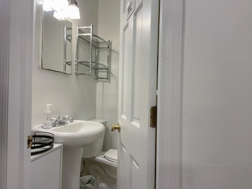 Full Bath - 215 W Taylor St