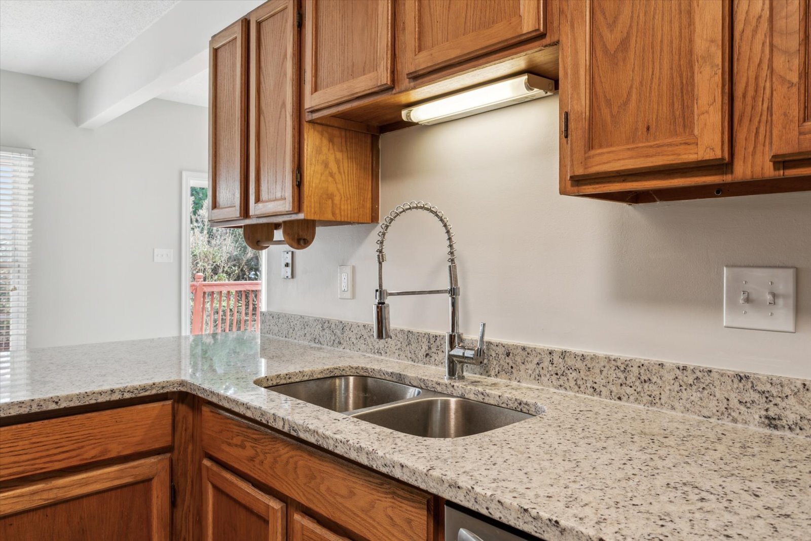 Gorgeous granite countertops - 5369 Gardner Ct