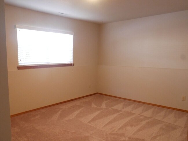 Building Photo - 4 Bed 2 Bath Home Available Now!