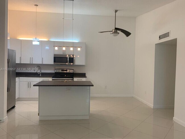 Building Photo - 907 NE 199th St