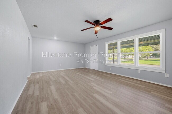 Building Photo - 718 W Belden St