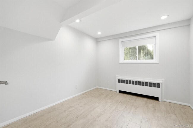 Building Photo - 14 Oak Dr