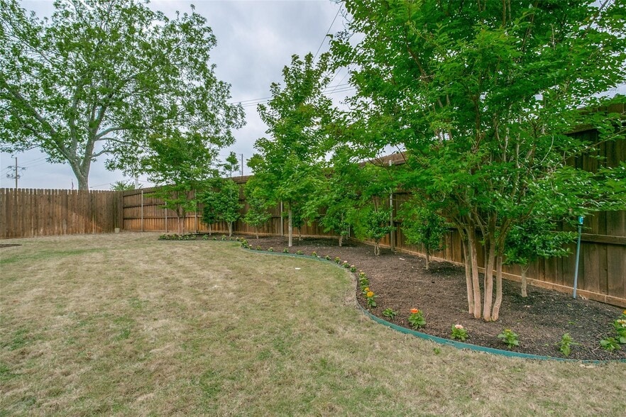 Building Photo - 1805 Castle Ct