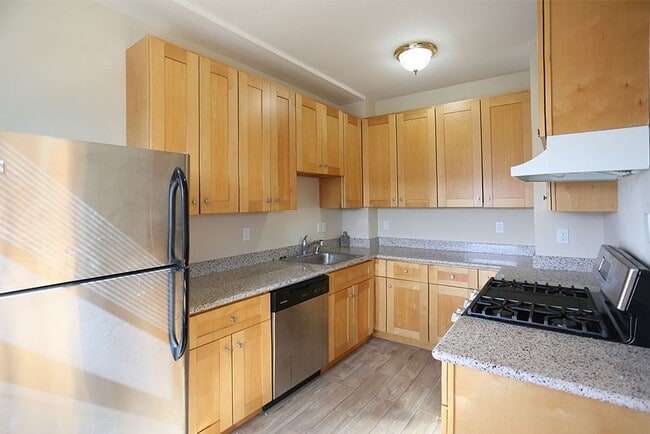 Building Photo - Spacious floor studio in Central Richmond,...