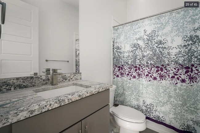 Building Photo - Stunning 5-bedroom, 4.5-bath home