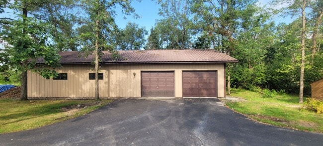 Building Photo - 3 Bedroom 2 Bath Home - Fully Furnished