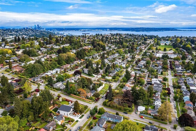 Building Photo - 4Bd/4.5Ba Seattle Home