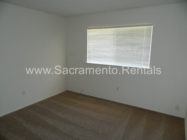 Building Photo - Spacious 4bd/2ba House with 2 Car Garage