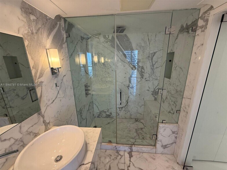 Building Photo - 485 Brickell Ave