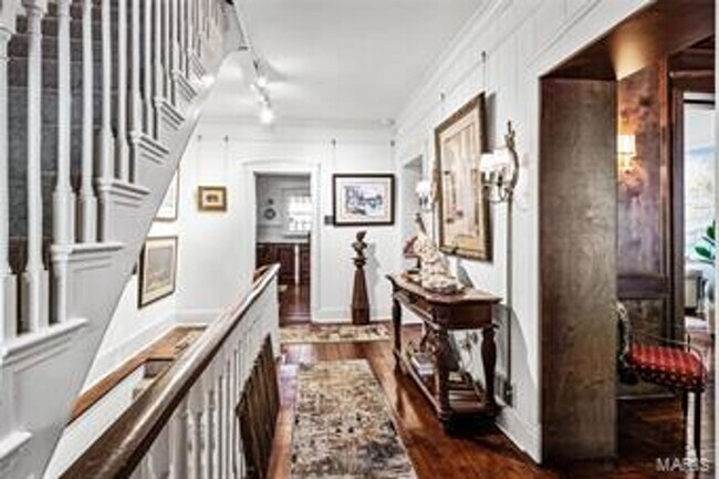 Building Photo - Beautiful 2 bedroom/ 2 bathroom apartment located right on Historic Main Street in St. Charles.