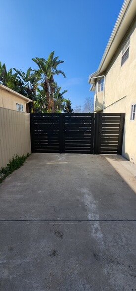 Building Photo - 2752 Thurman Ave