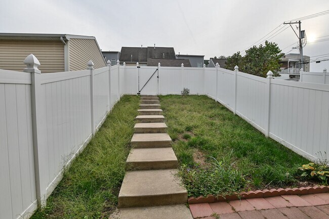Building Photo - 3 Bedroom Single Family in Midtown with Pa...