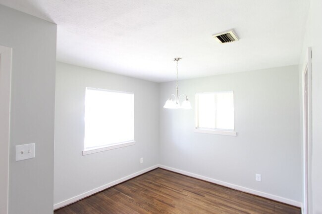 Building Photo - 4BR 2BA New On The Market! Cute! Cute! Cute! Better Hurry To See This One!!