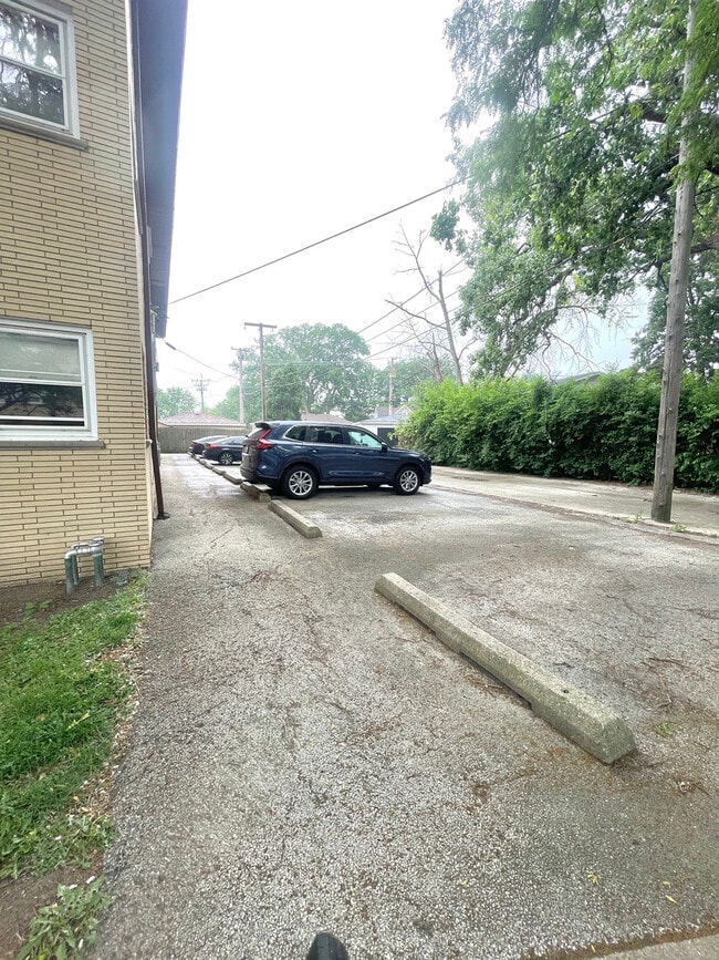 Building Photo - 8304 W Forest Preserve Dr