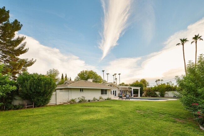 Building Photo - 5952 E Calle Tuberia