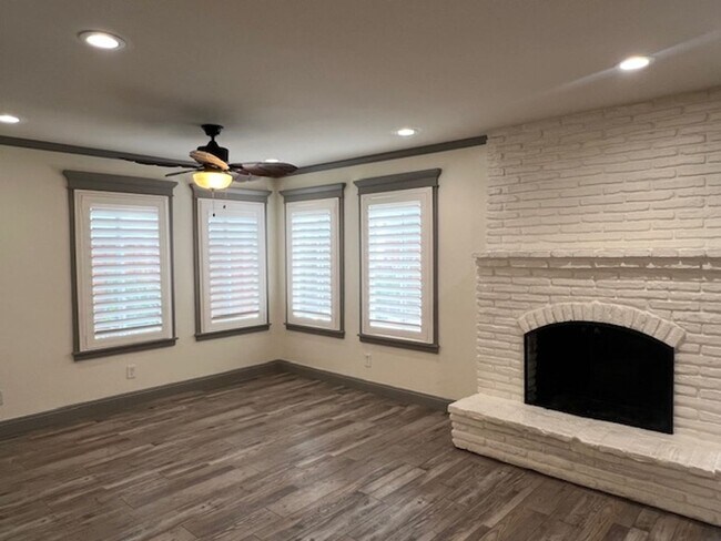 Building Photo - FAIR OAKS BEAUTY WITH POOL, SPA & SOLAR!!