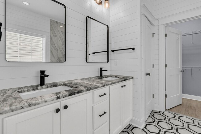 Building Photo - Newly Refreshed Single Story Home in Carol...