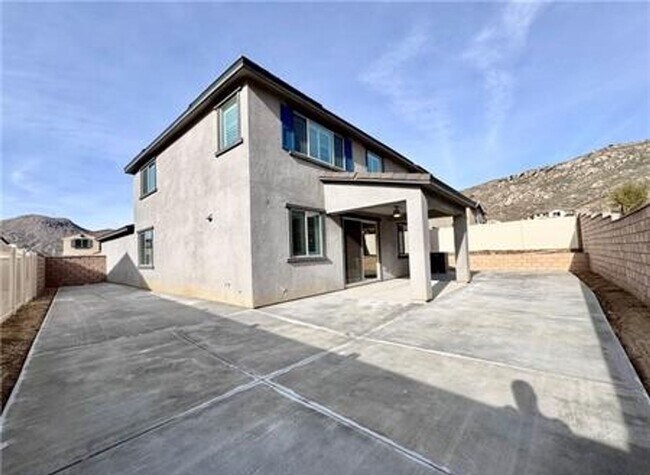 Building Photo - Stunning and Spacious 6BR 5BA Home w/ Solar Panels + Quartz Counter + Fenced Yard + 2 Car Garage ...