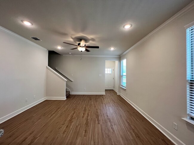 Building Photo - 10218 Lynwood Vlg