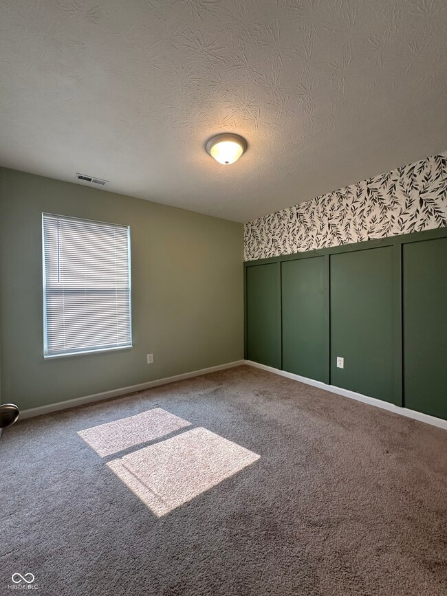 Building Photo - 972 Redwood Dr