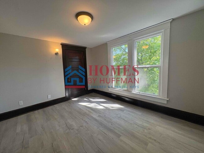 Building Photo - Five Bedroom House | 2 Full Bath | Move In...