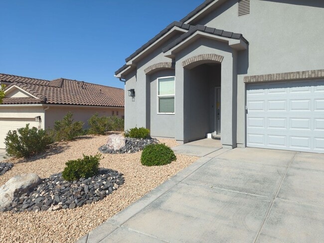 Building Photo - Modern 3 Bedroom Home with Spacious Layout!