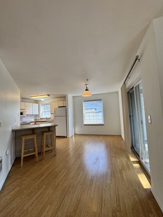 Building Photo - Spacious 3 bed 1.75 bath top floor unit in Des Moines