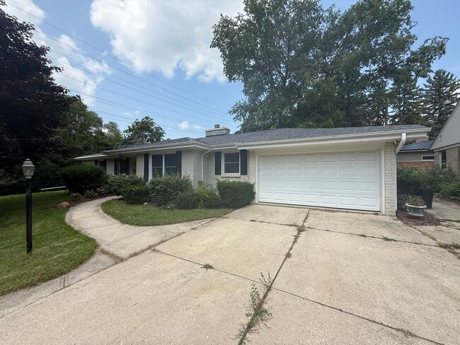 Building Photo - Updated 3BR Home in Prime Wauwatosa Locati...