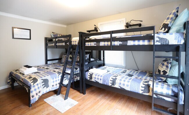 Building Photo - FURNISHED 3 Bed Winter Seasonal Great Location! Available 11/1/26 - $2395/mo