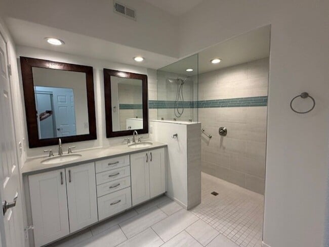 Building Photo - Laguna De La Paz