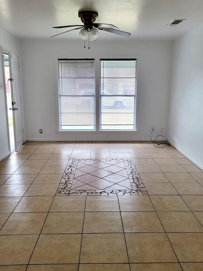 Building Photo - Alamo Ave.